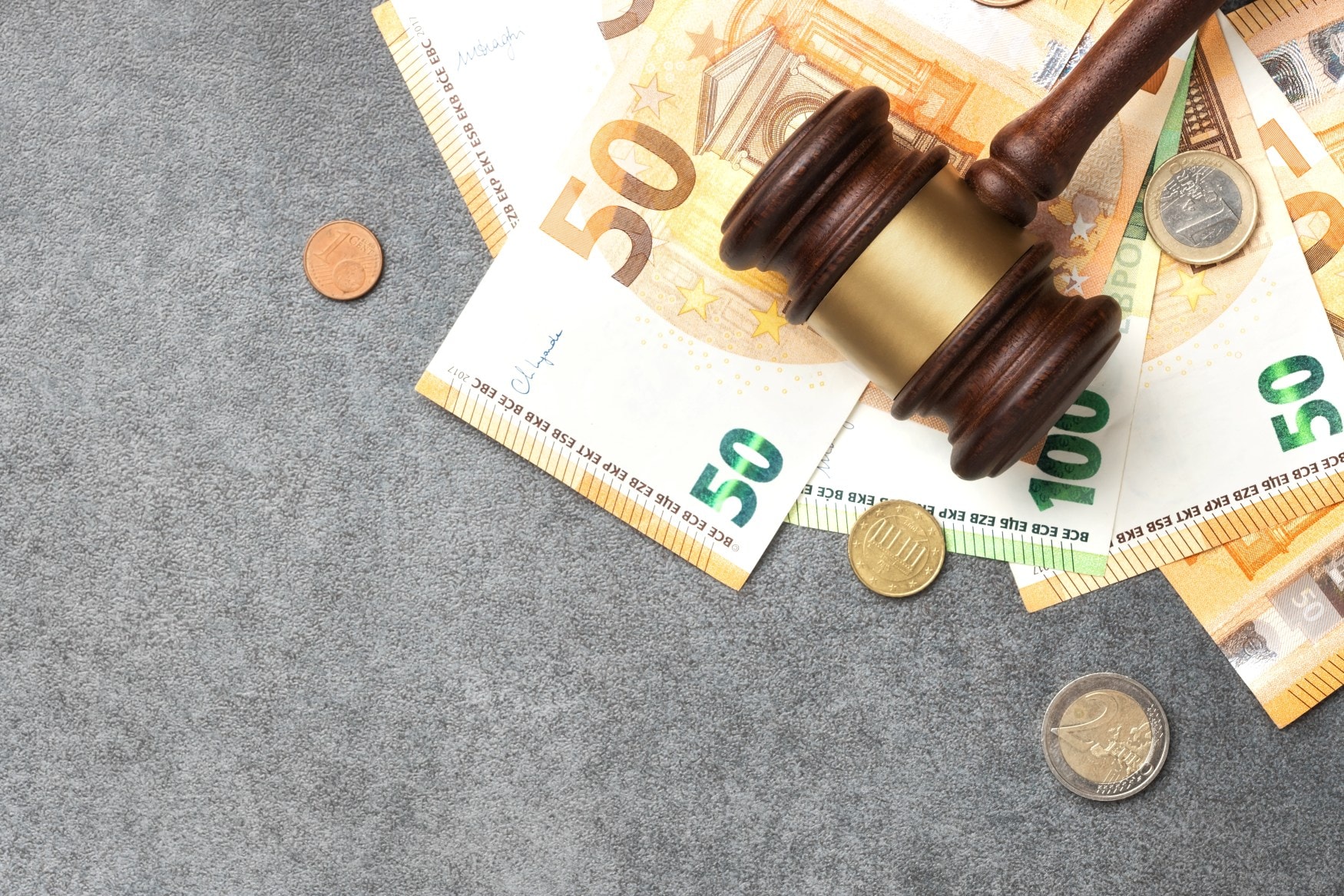 Auf mehreren Euro-Scheinen liegt ein Richterhammer