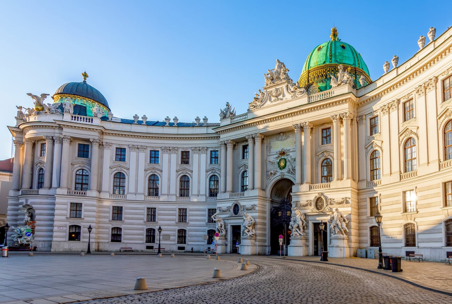 Außenansicht der Hofburg in Wien im Sonnenschein.