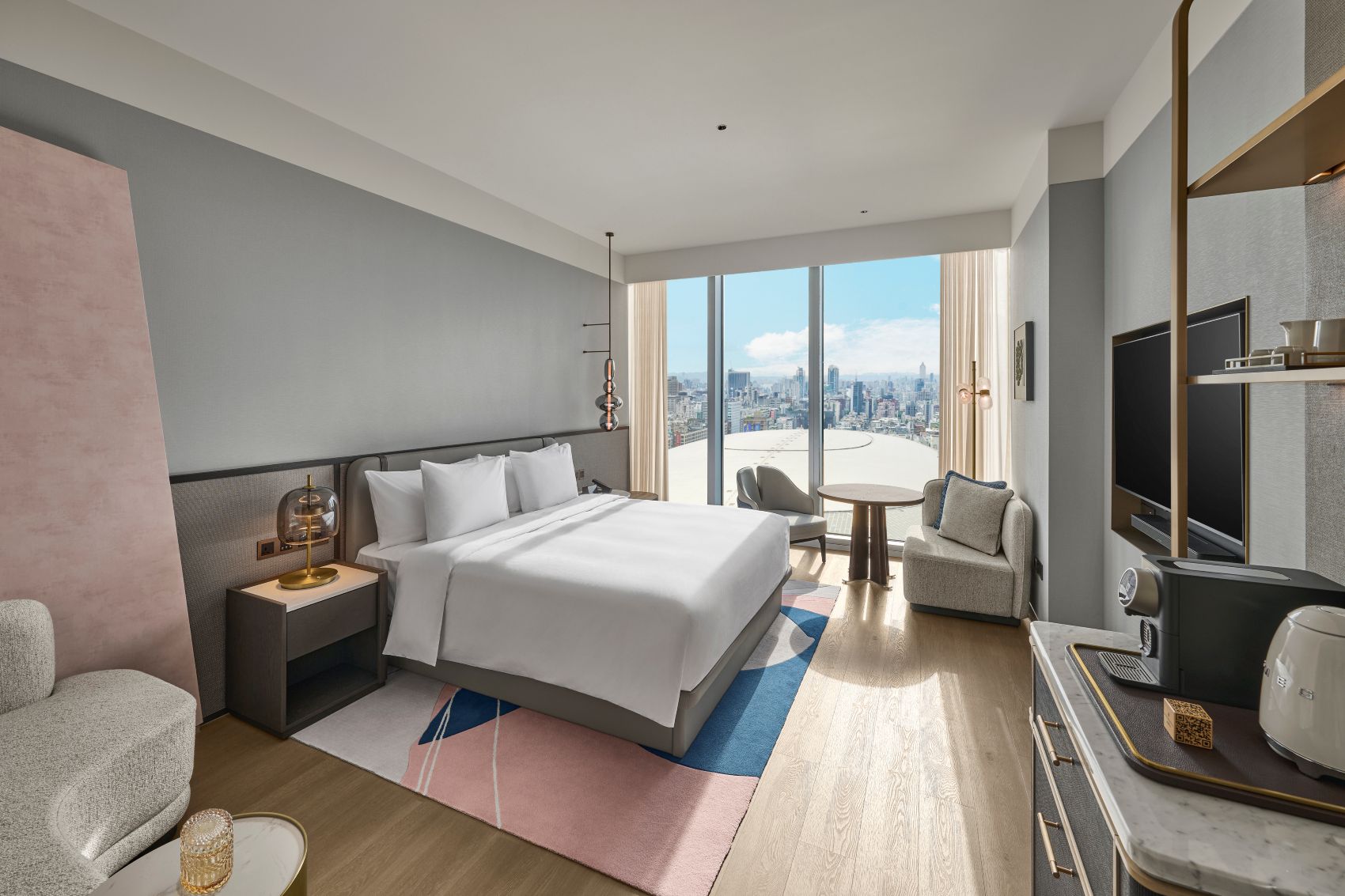 Classic-Doppelzimmer im InterContinental Taipei mit Panoramafenster und Blick auf den Taipei Dome