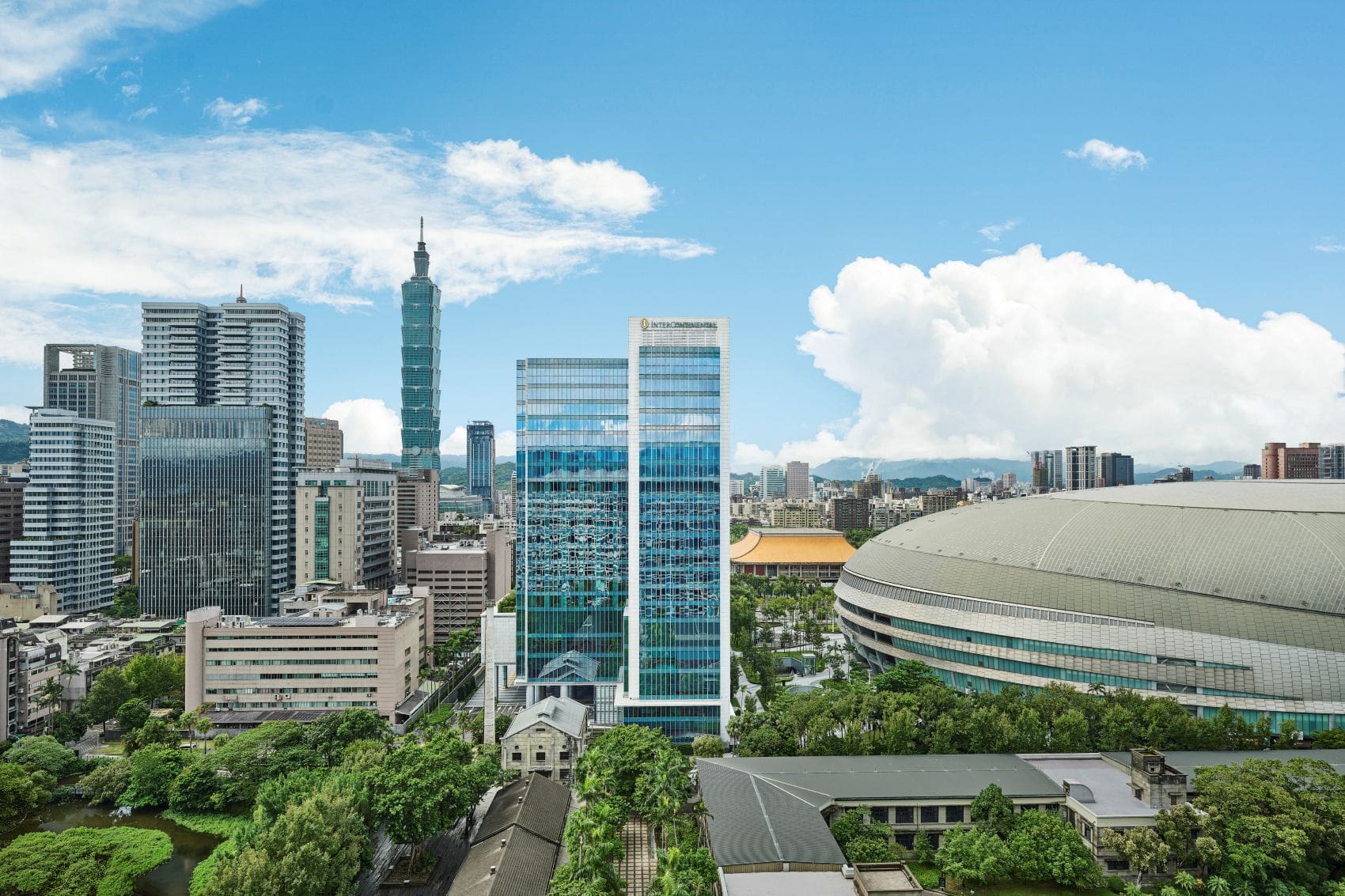 InterContinental Taipei im Zentrum des Bildes zwischen Taipei Dome und Taipei 101