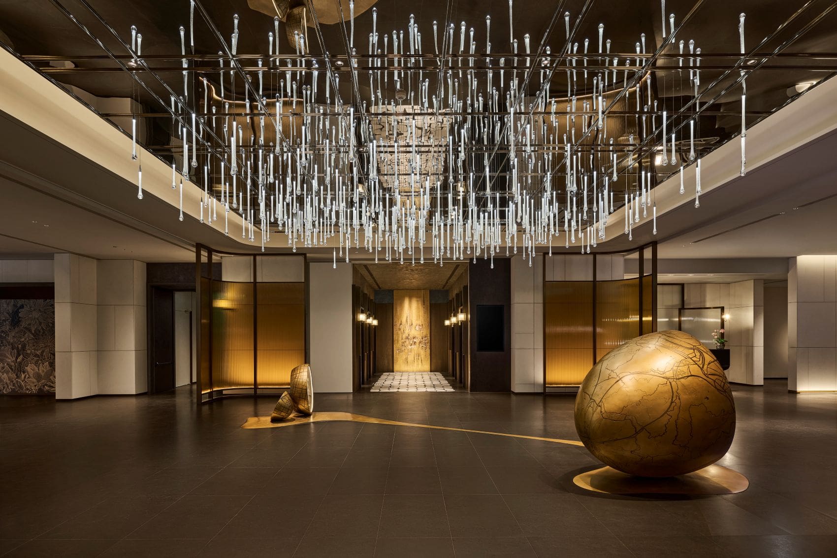 Lobby des InterContinental Taipei mit hängender Glasinstallation und goldfarbenen Skulpturen