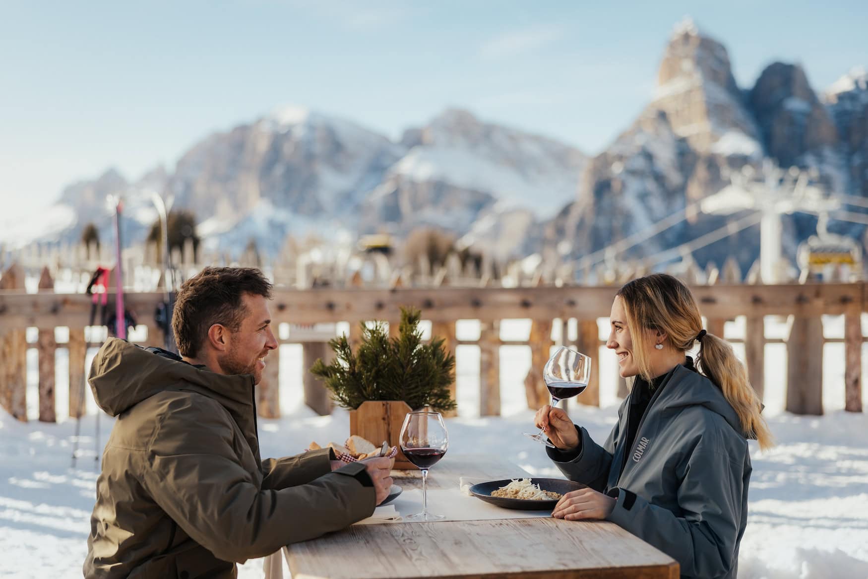 Paar sitzt auf Skihütte beim Event Skifahren mit Genuss in Alta Badia in Südtirol