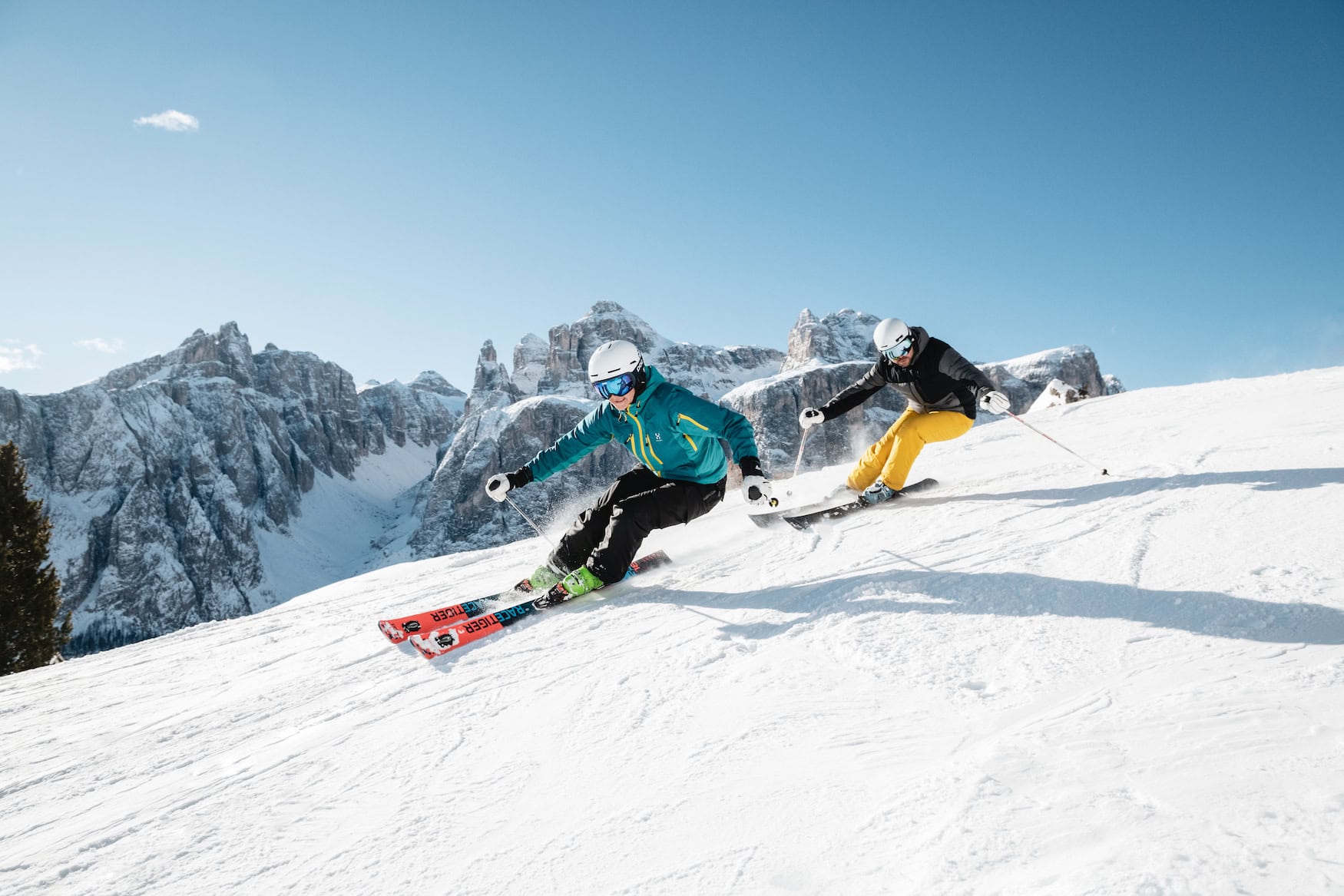 zwei Menschen fahren eine Skipiste in Alta Badia in Südtirol