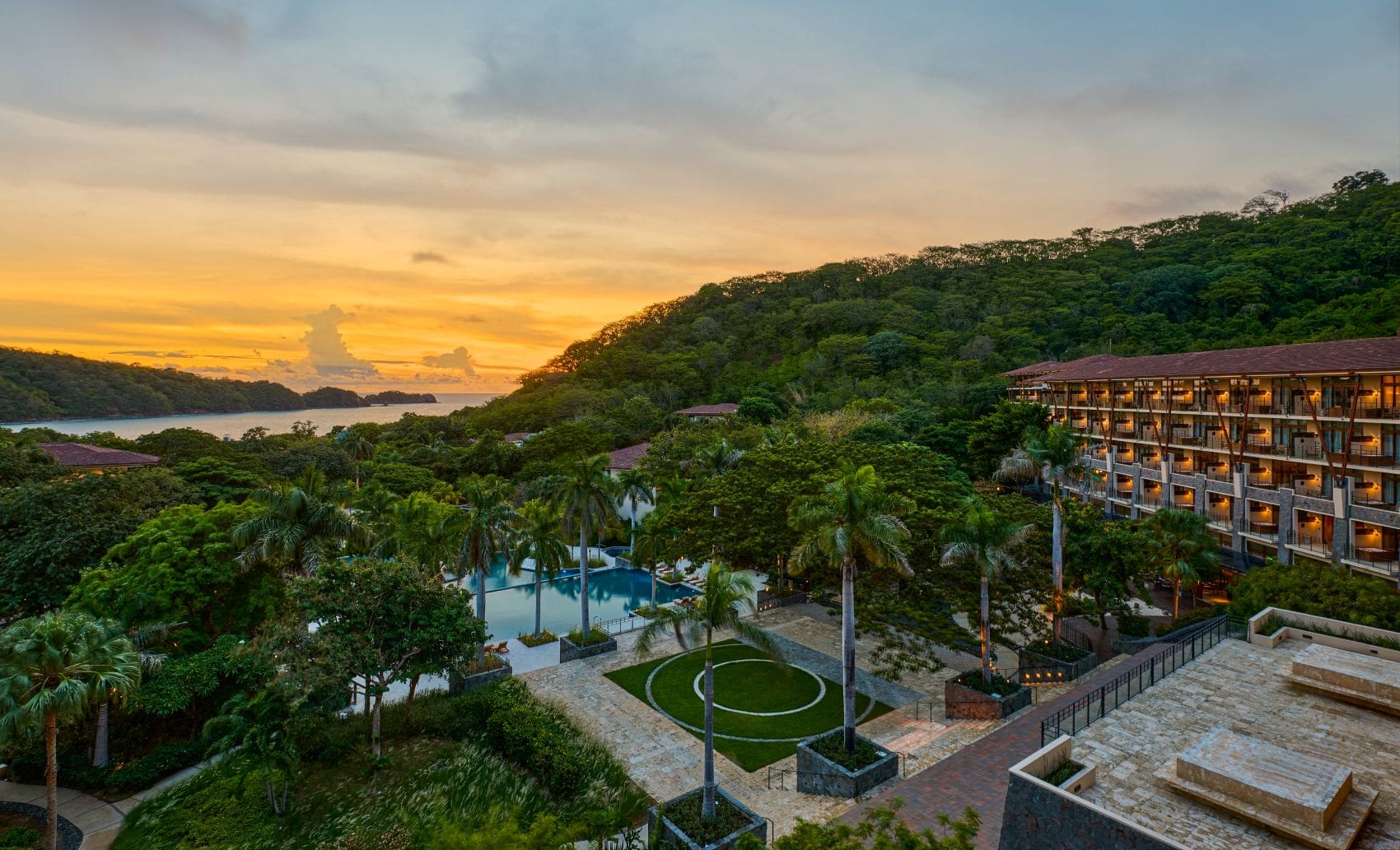 JW Marriott Costa Elena mit Pool, Palmen und Meerblick bei Sonnenuntergang.