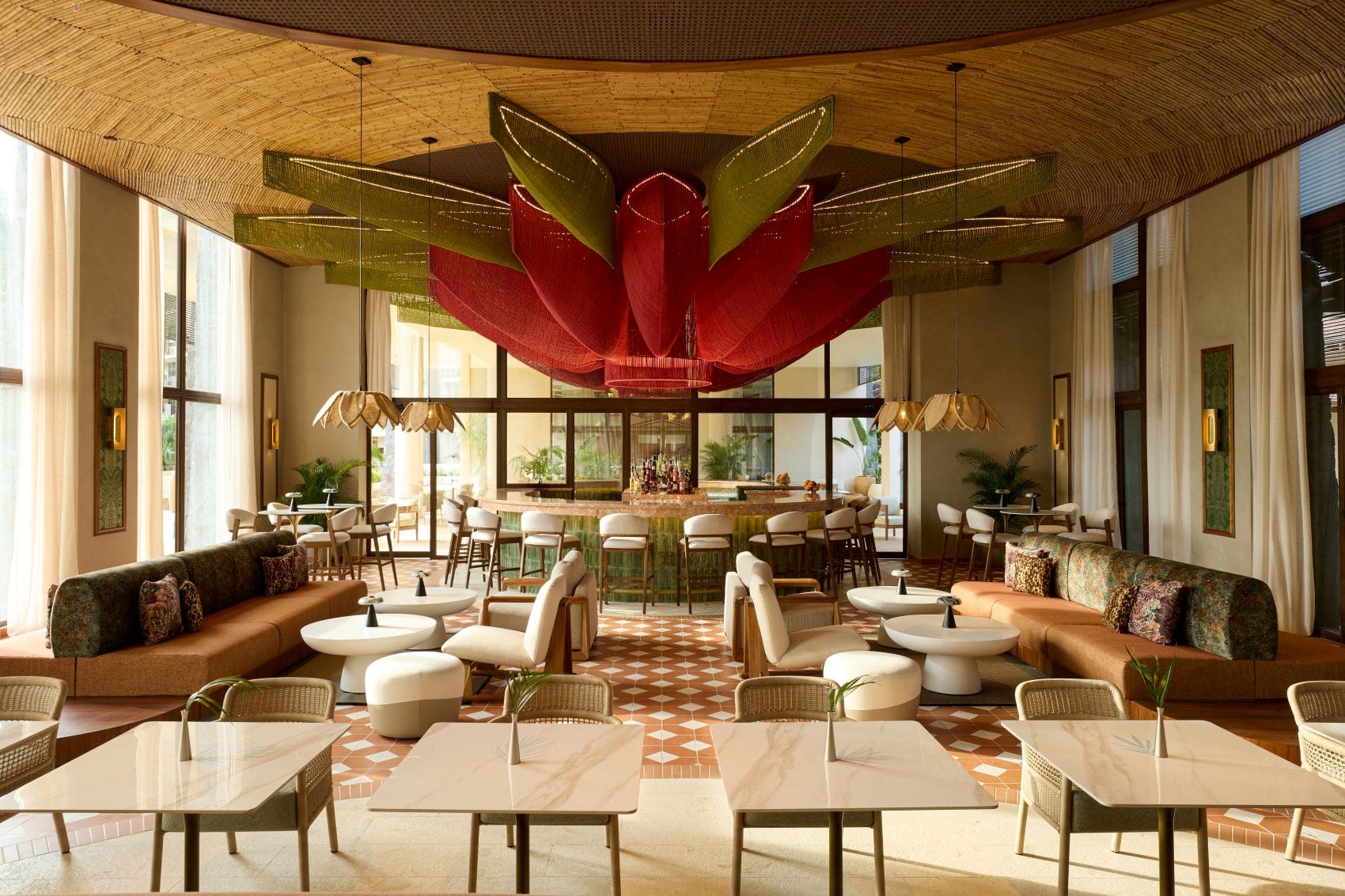 Bar im JW Marriott Costa Elena mit großer rot-grüner Deckeninstallation und hellen Sitzgruppen.