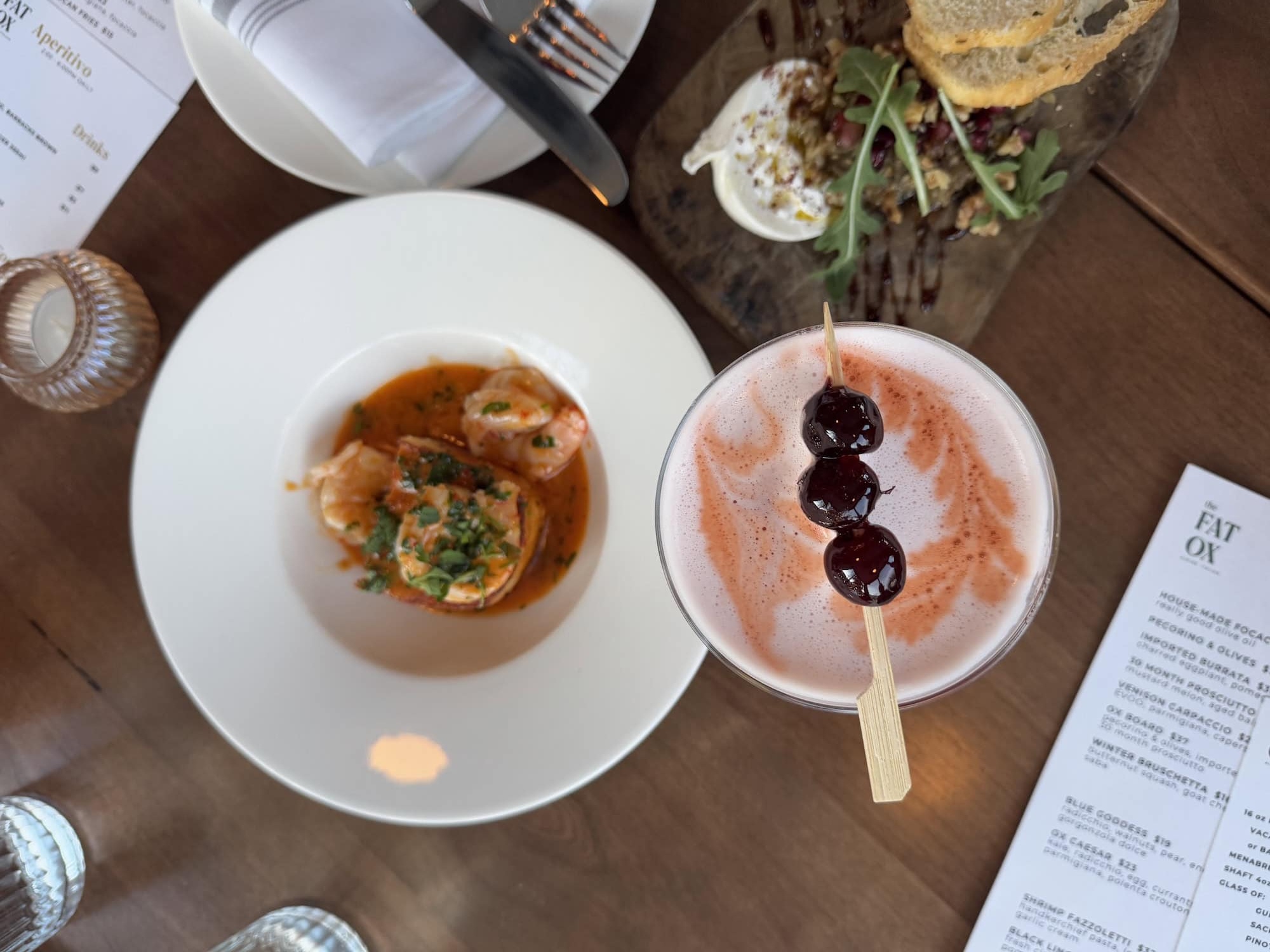 Cocktail und Garnelen im Restaurant Fat Ox in Lake Louise