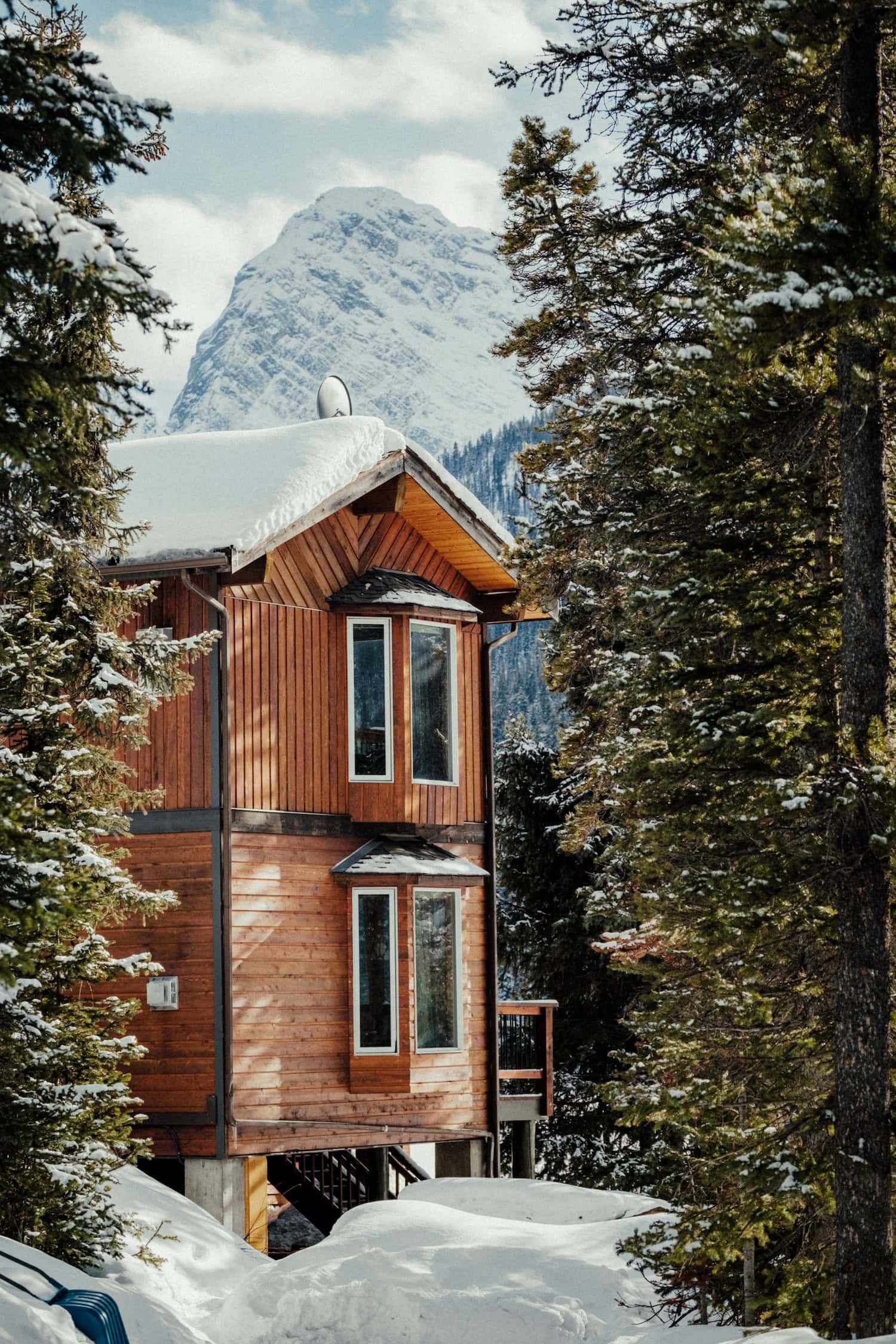 Mount Engadine Lodge im Winter in Alberta, Kanada