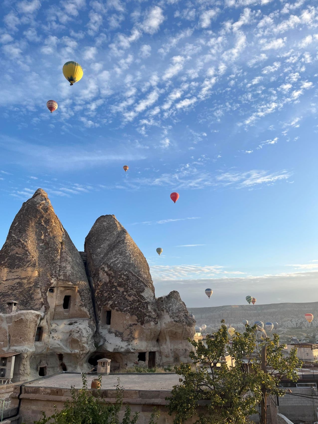 Heißluftballons über den Felsformationen und Höhlenwohnungen von Göreme in Kappadokien