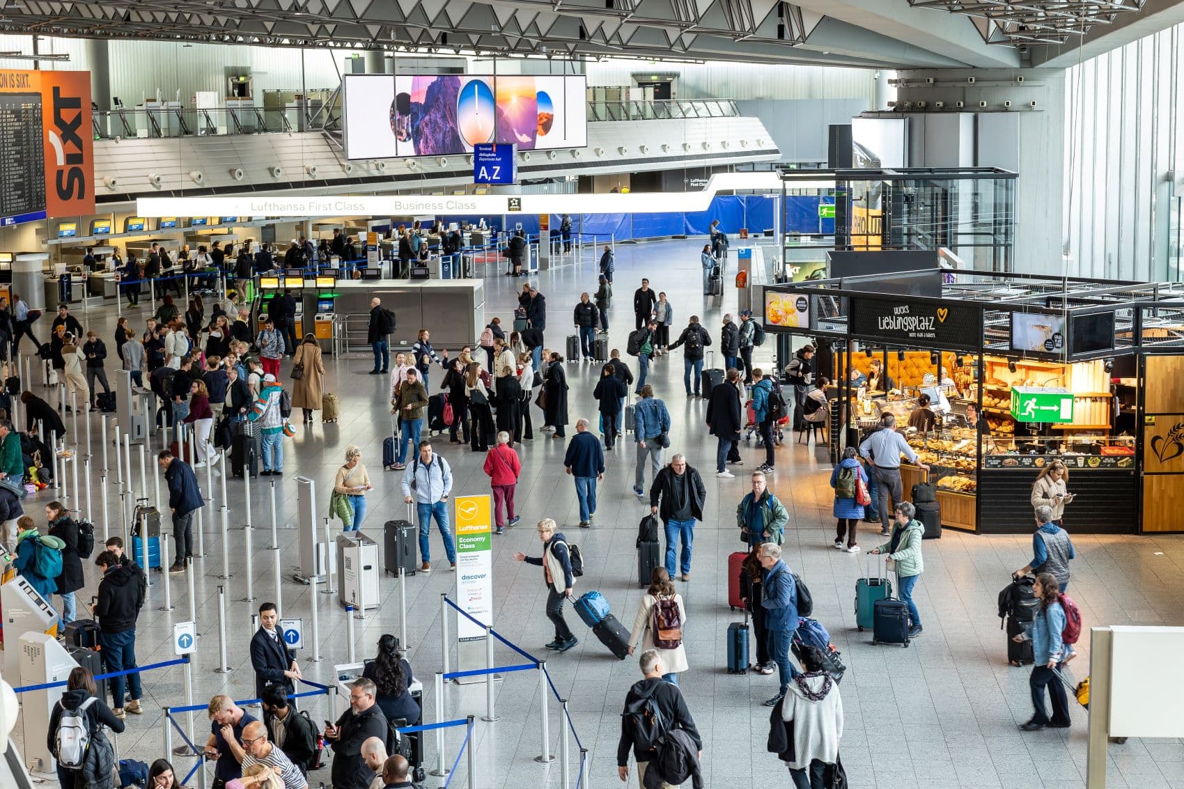 Reisende am Lufthansa-Check-in im Terminal 1 des Flughafens Frankfurt.