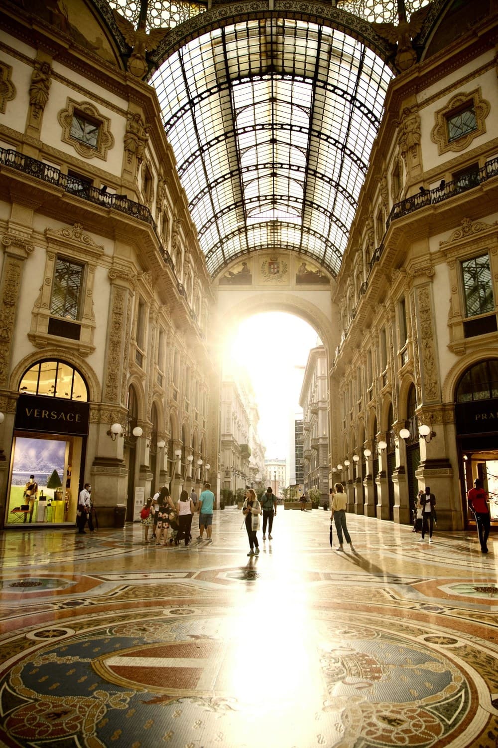 Glaskuppel und Mosaikboden der Galleria Vittorio Emanuele II in Mailand mit den Boutiquen von Versace und Prada