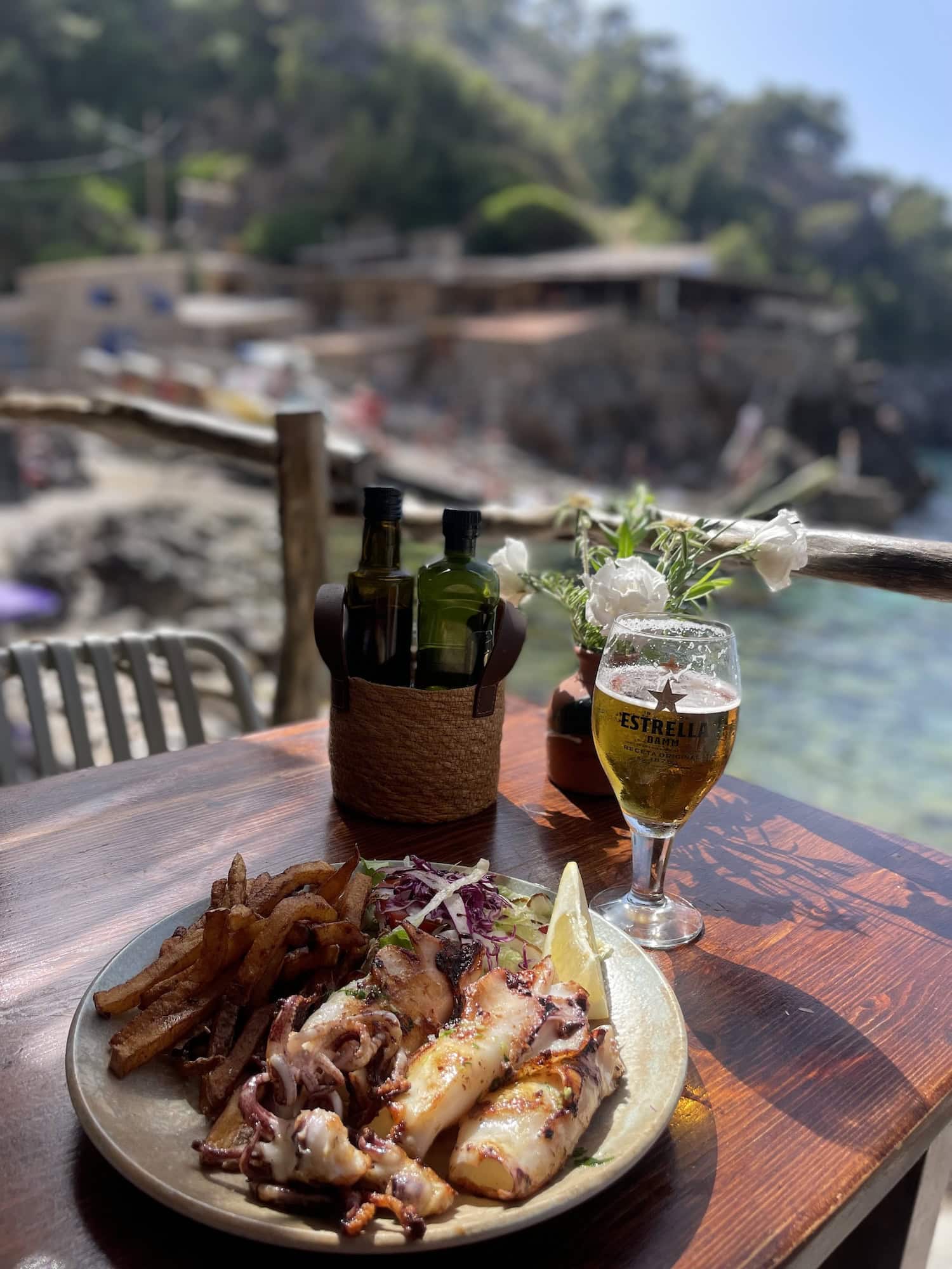 gedeckter Tisch im Restaurant an der Cala Deia