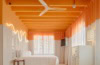 Ein in Weiß und Terracotta gehaltenes Zimmer im Terreno Barrio Hotel Palma