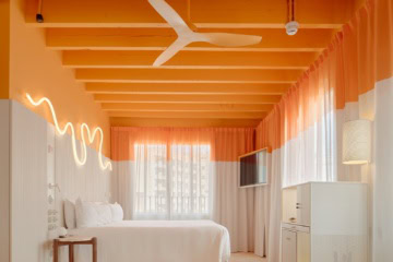 Ein in Weiß und Terracotta gehaltenes Zimmer im Terreno Barrio Hotel Palma
