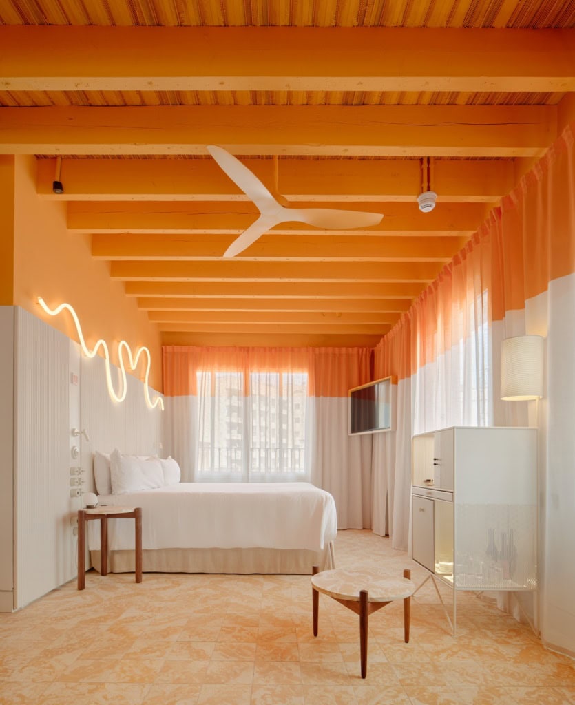 Ein in Weiß und Terracotta gehaltenes Zimmer im Terreno Barrio Hotel Palma