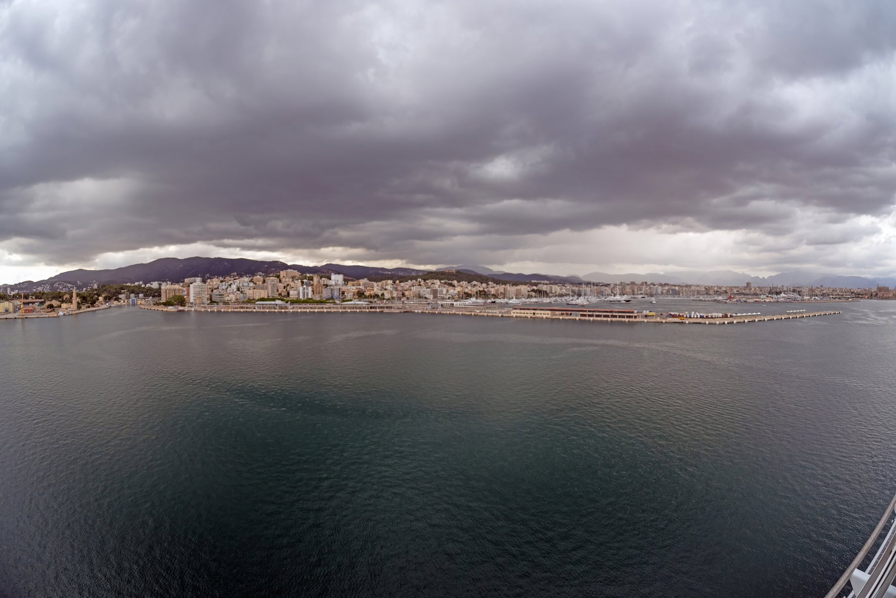 Dunkle Unwetterwolken über Palma de Mallorca