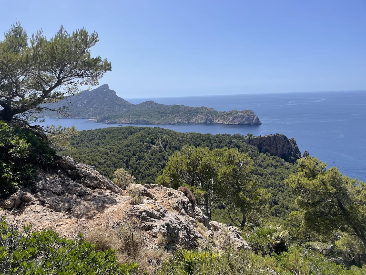 Wandern auf Mallorca: Blick vom GR221 bei Sant Elm auf eine vorgelagerte Insel