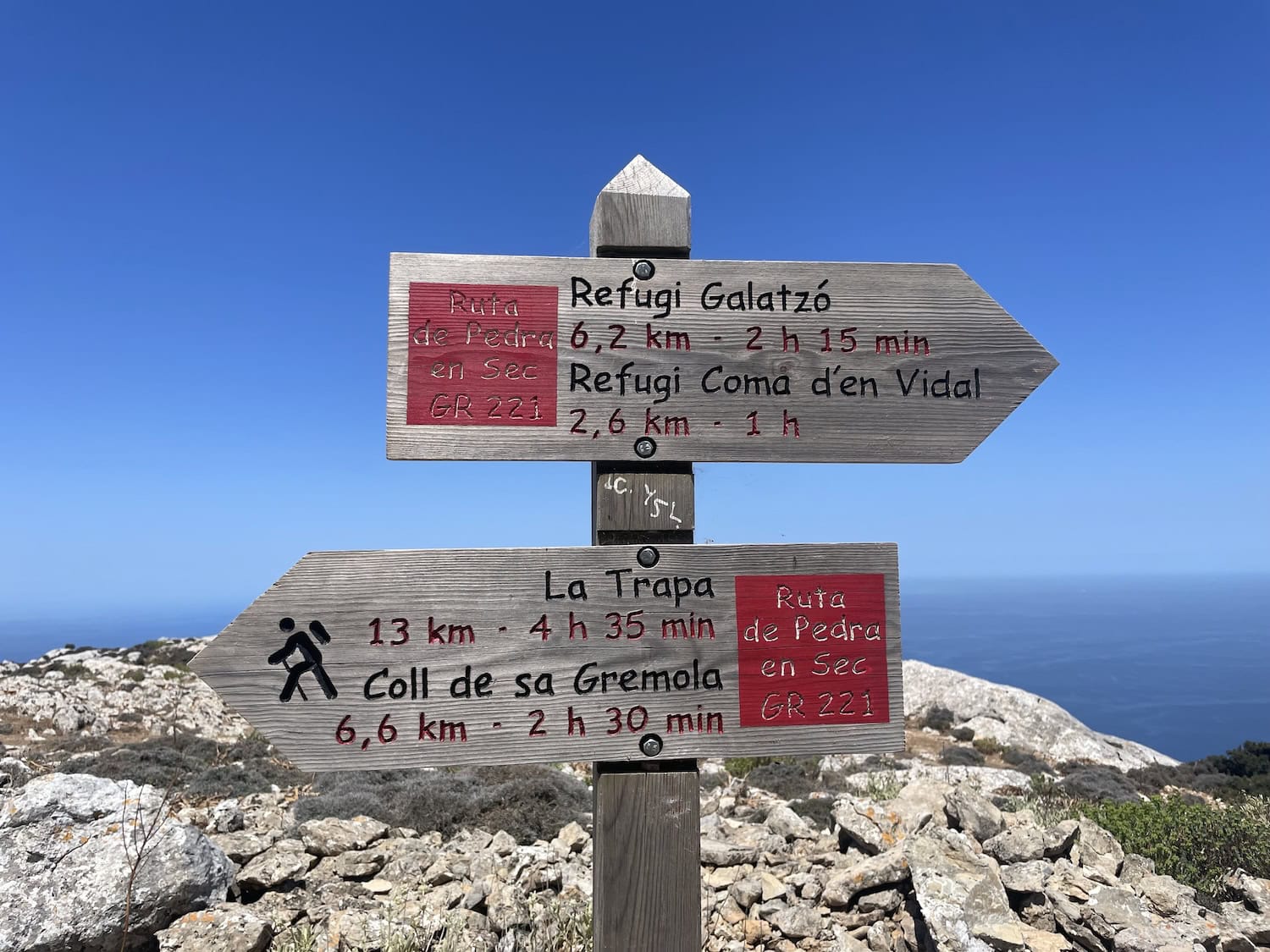 Schilder auf dem GR221 beim Wandern auf Mallorca
