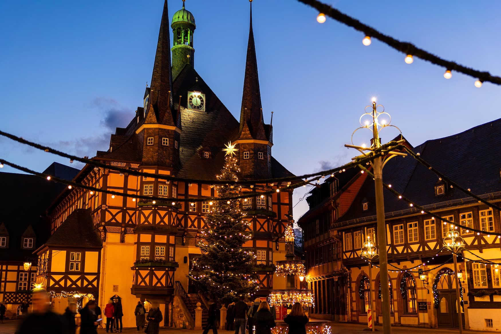 Ferien in Sachsen-Anhalt 2026: Beleuchtetes Rathaus von Wernigerode mit Weihnachtsbaum und Lichterketten auf dem Marktplatz.