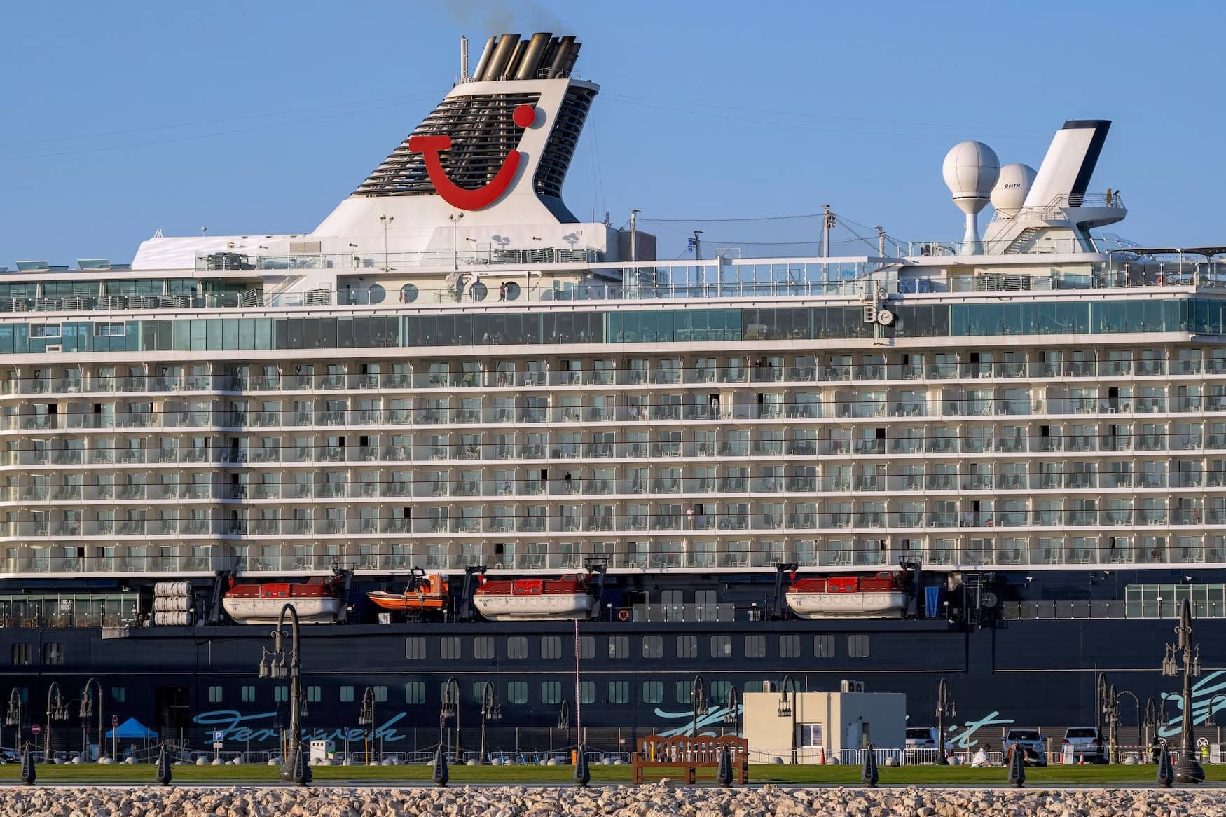 Das Kreuzfahrtschiff Mein Schiff 3 von TUI Cruises im Hafen von Doha
