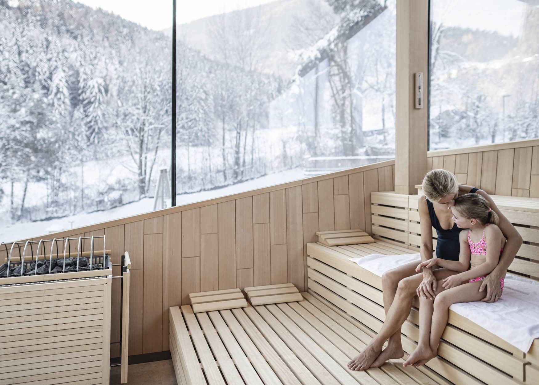 Mutter und Kind in der Sauna des Falkensteiner Family Resort Lido.