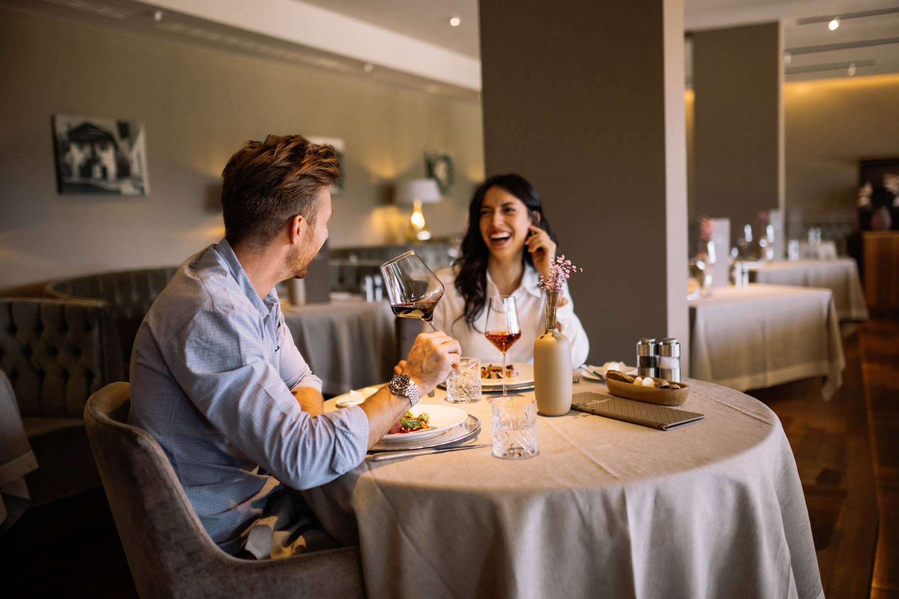 Paar beim gemeinsamen Abendessen im Restaurant des Hotel Hohenwart in Schenna.