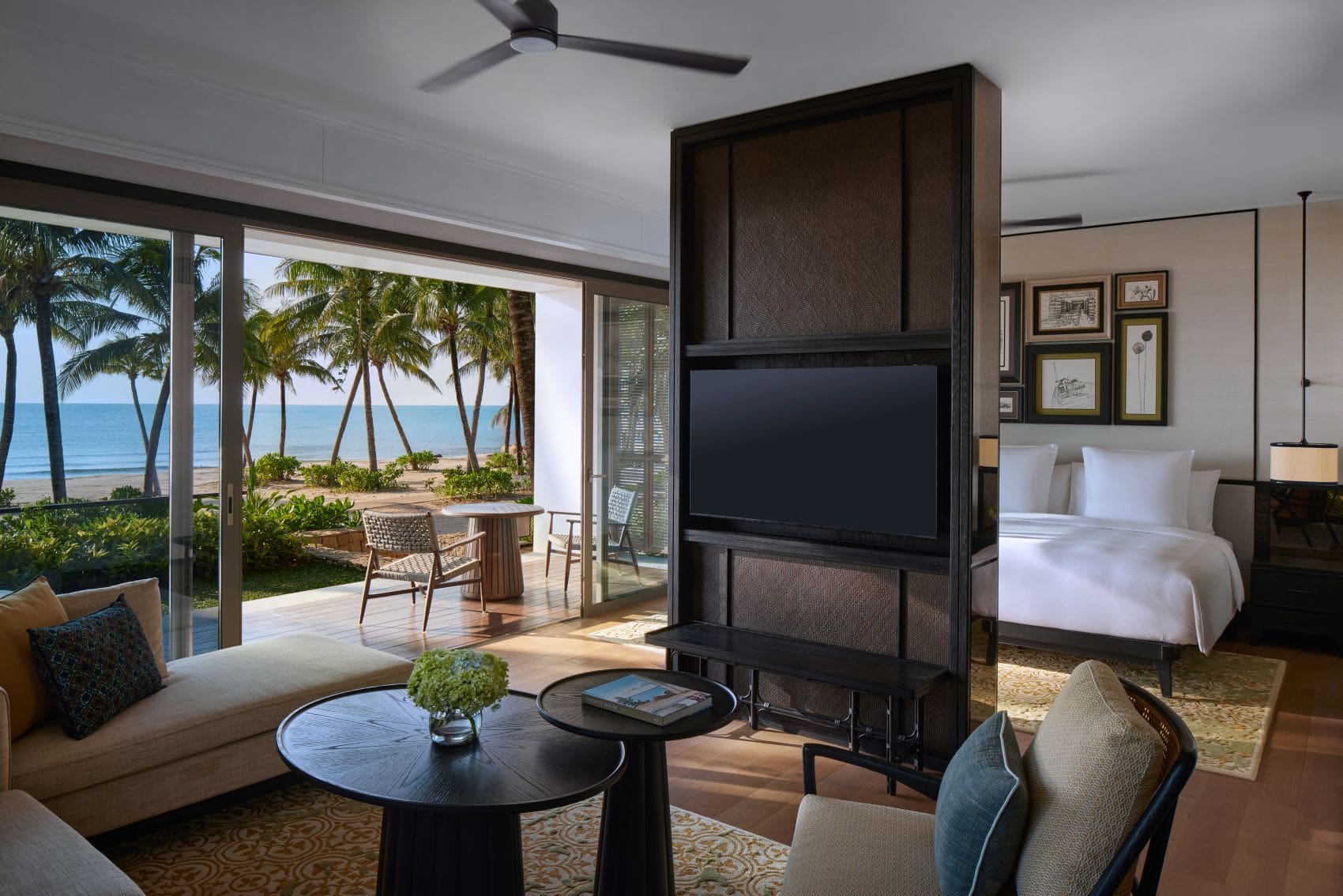 Beachfront-Zimmer im Park Hyatt Phu Quoc in Vietnam mit Doppelbett, Wohnbereich, privater Terrasse und Blick auf Palmen, Sandstrand und Meer.