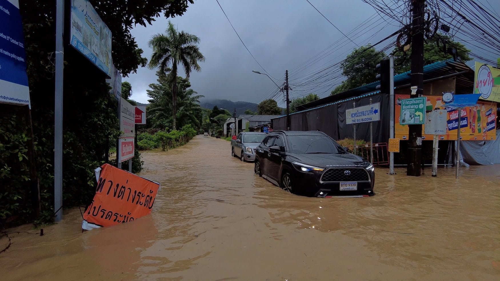 Überschwemmte Straßen mit Autos auf der Urlaubsinsel Phuket