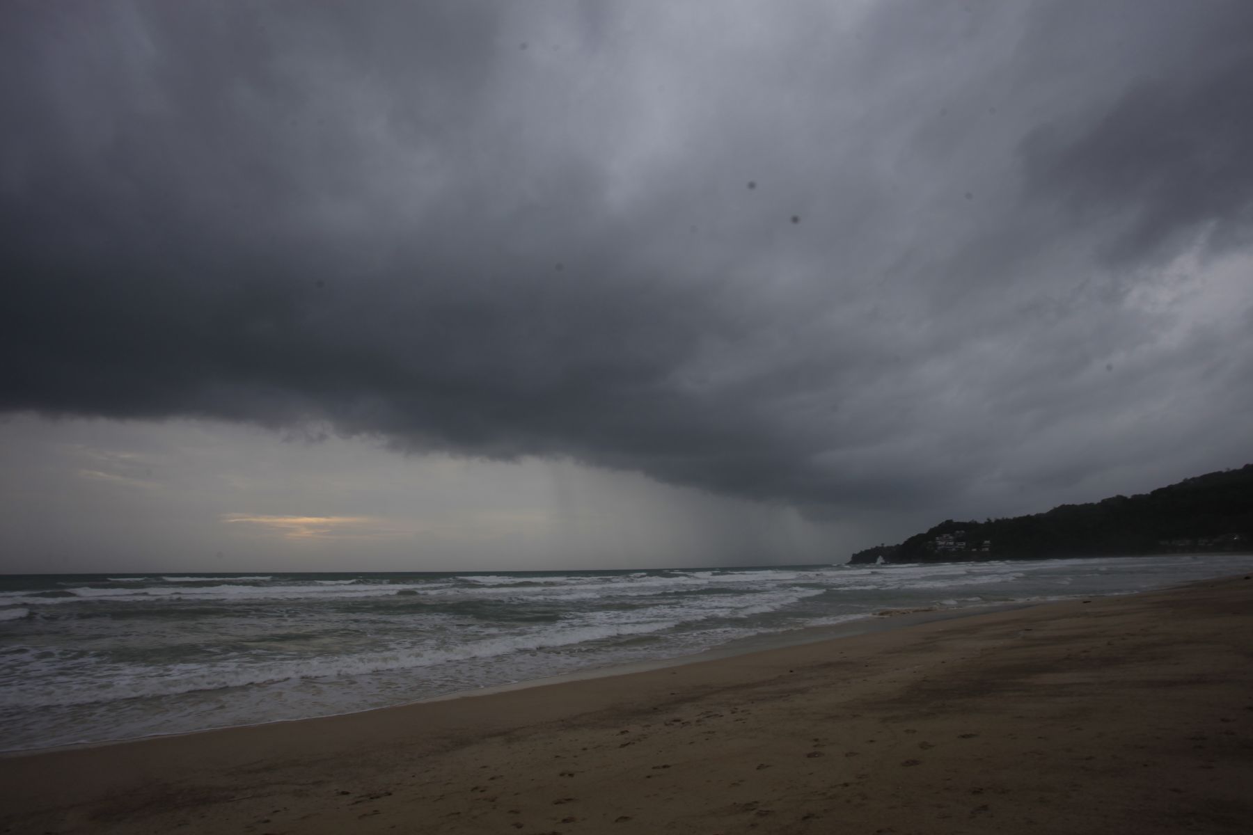 Dunkle Gewitterwolken über dem Kamala Beach auf Phuket, raue See und stürmisches Wetter. (Archivbild)