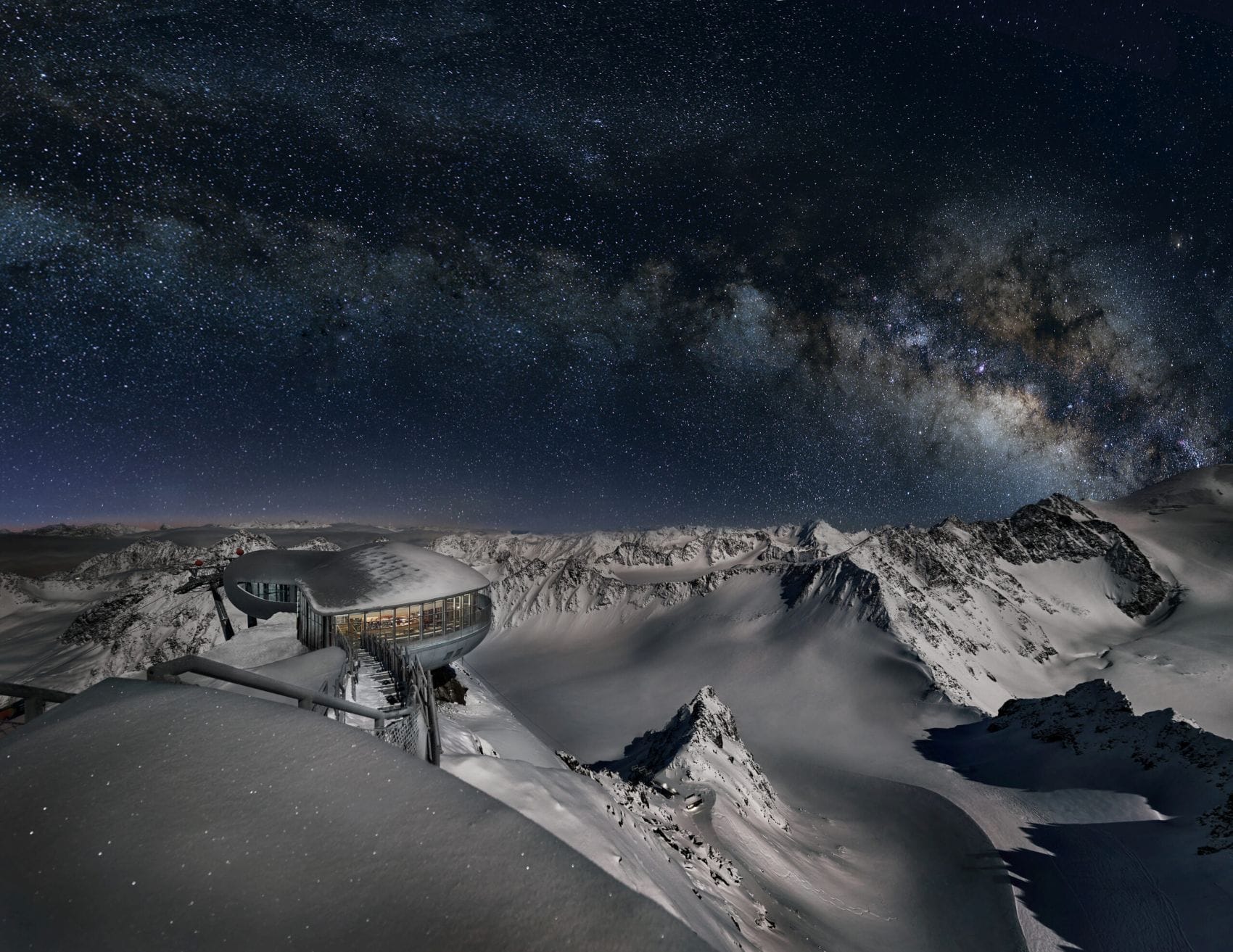 Sternenhimmel mit Milchstraße über dem Café 3.440 und den verschneiten Bergen des Pitztaler Gletschers in Tirol.
