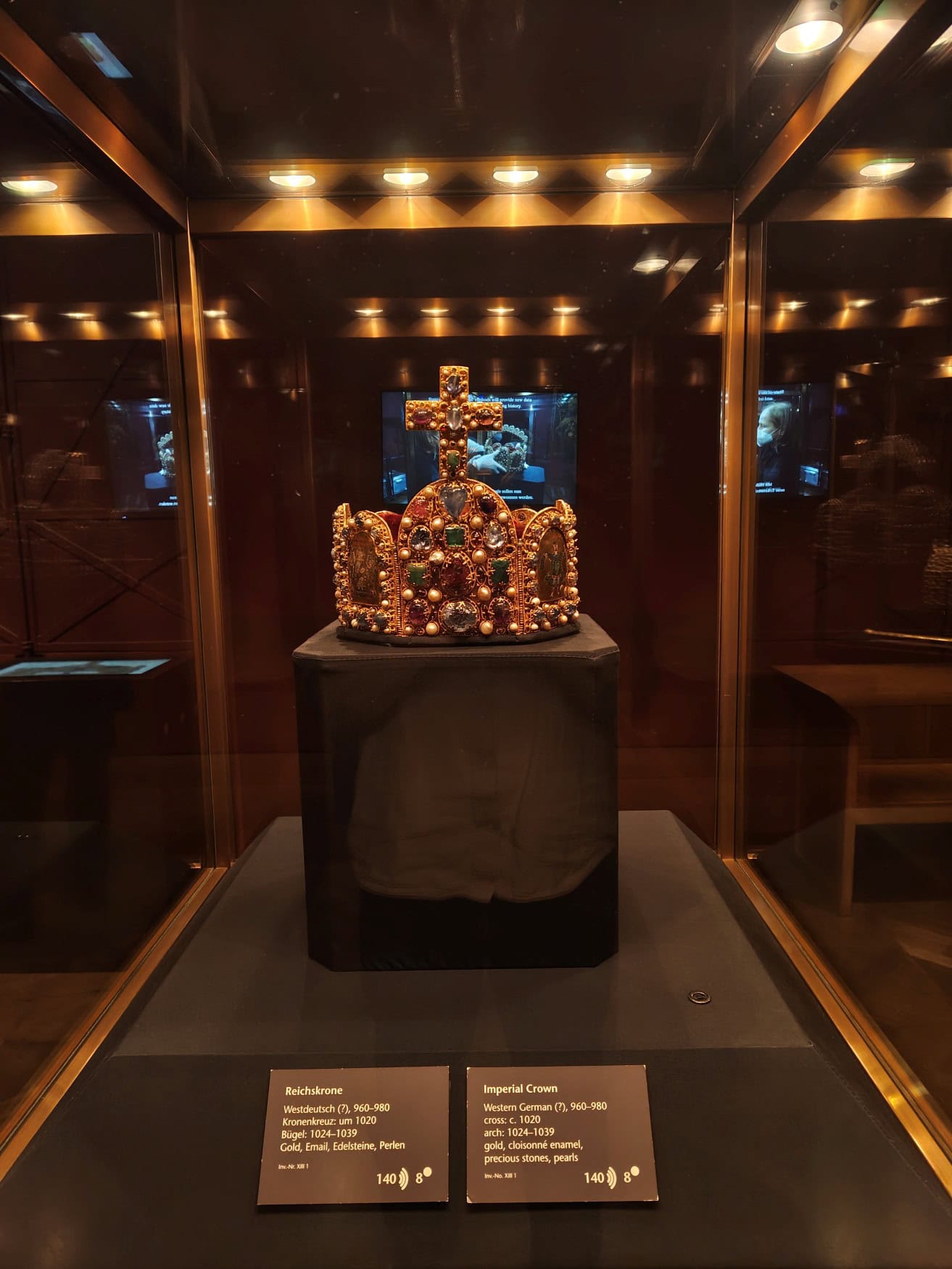 Die Reichskrone in ihrer Vitrine in der Kaiserlichen Schatzkammer in Wien