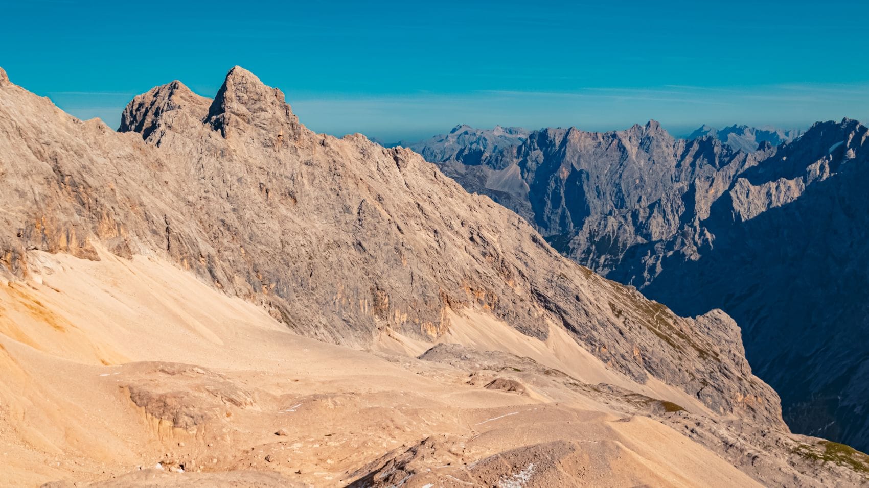 Sommerlicher Blick auf den Schneeferner und das Zugspitzplatt.