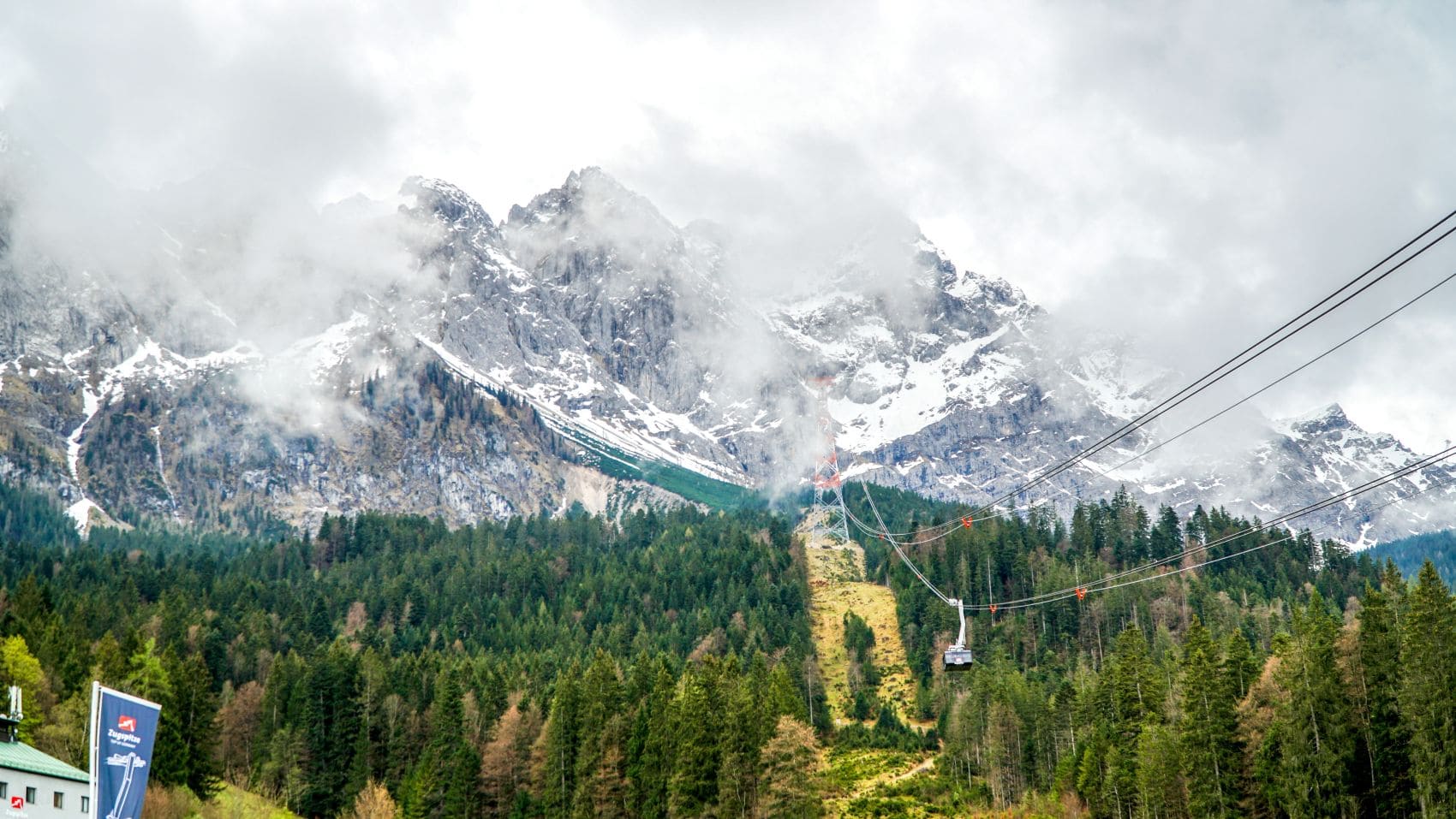 Seilbahn Zugspitze auf der Strecke vom Eibsee zum Gipfel im Sommer.