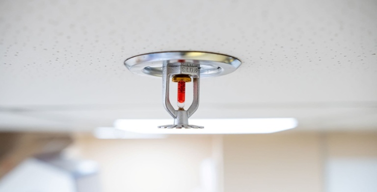 Ein Kleiderbügel, ein Sprinkler – und ein teurer Hotelbesuch