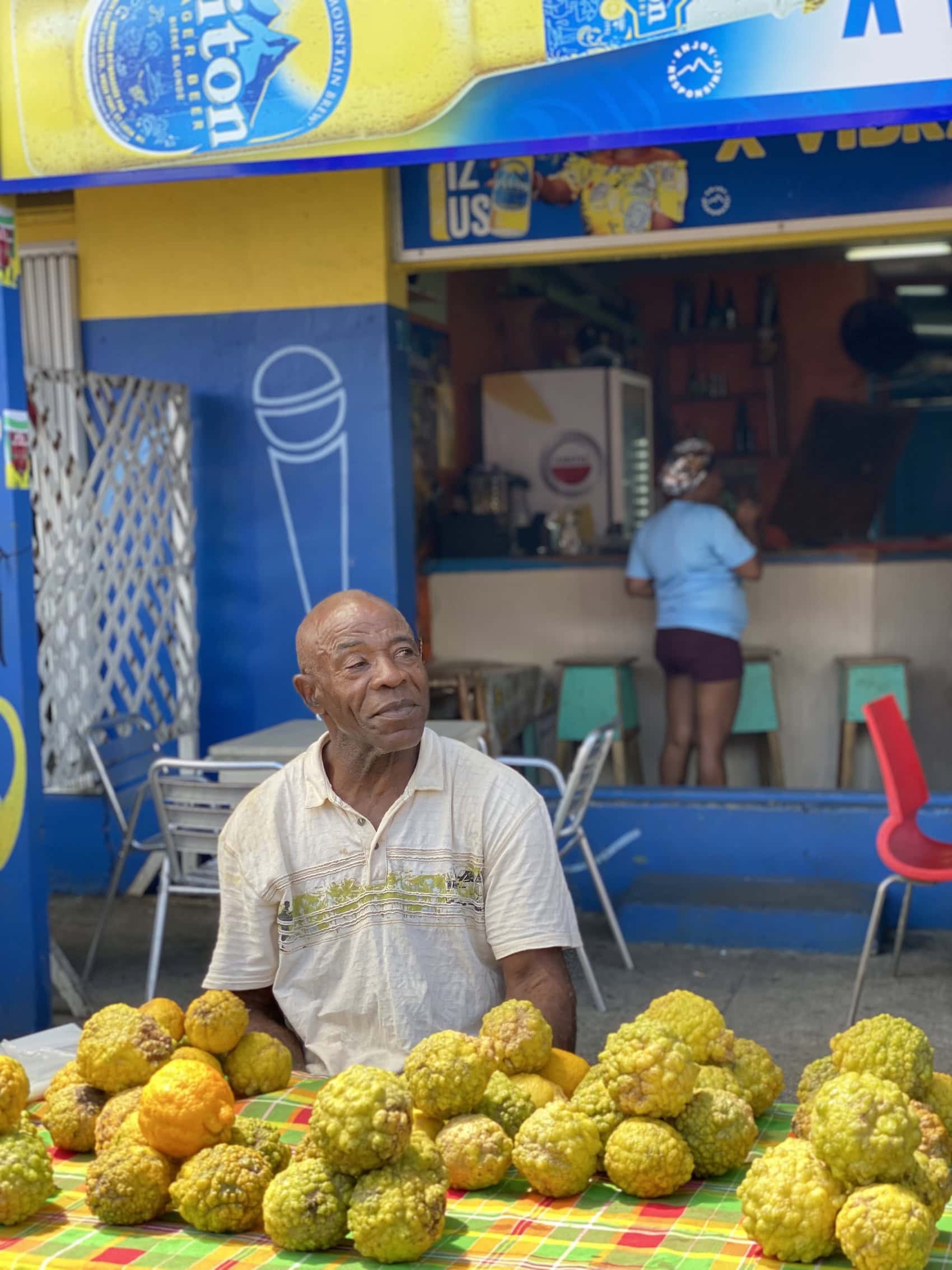 Mann verkauft Zitronen auf dem Markt in Castries auf St. Lucia