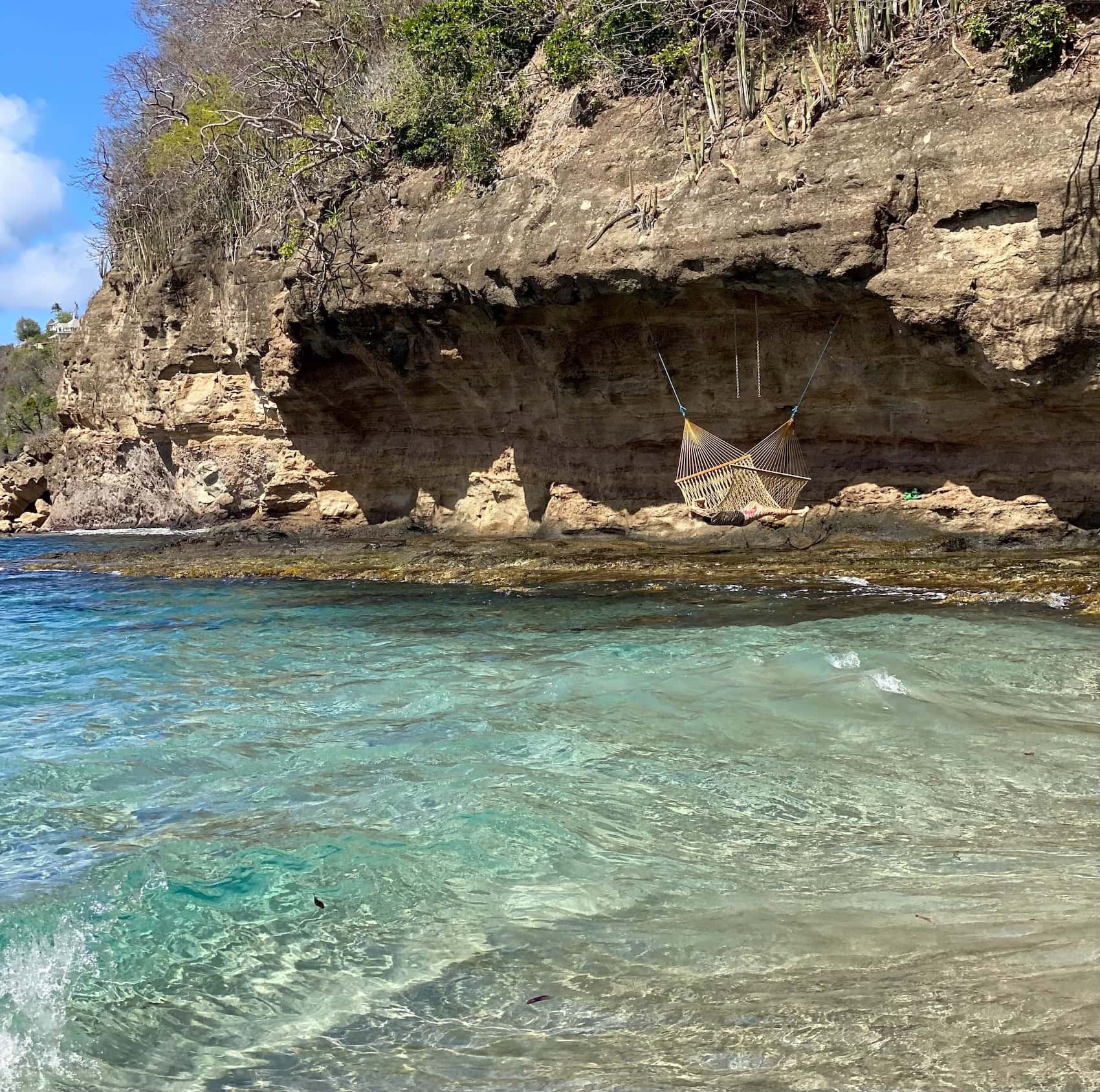 Hängematte über dem Meer an der Smugglers Cove auf St. Lucia