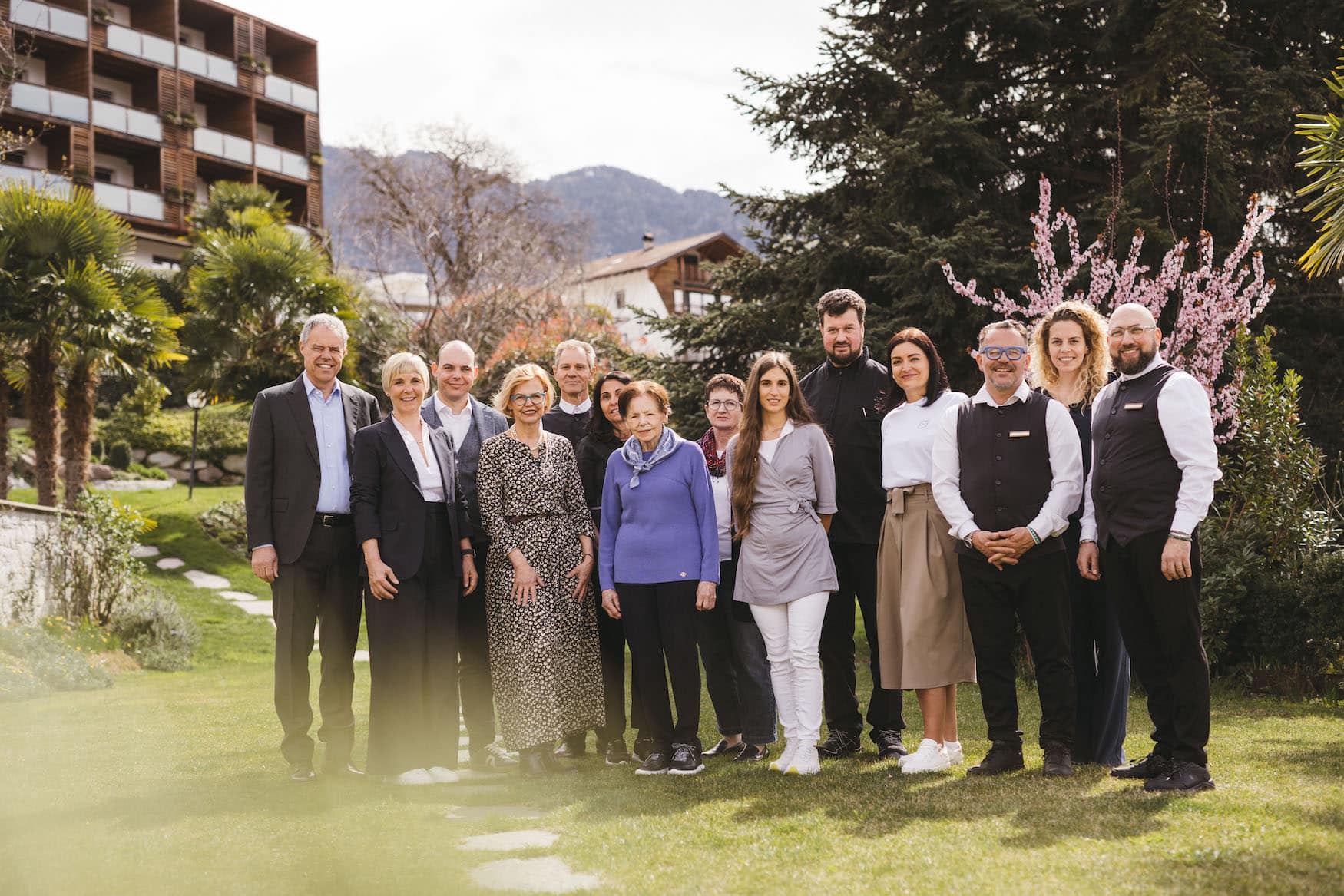 Familie und Team des Hotel Hohenwart im Garten des Hotels in Schenna.