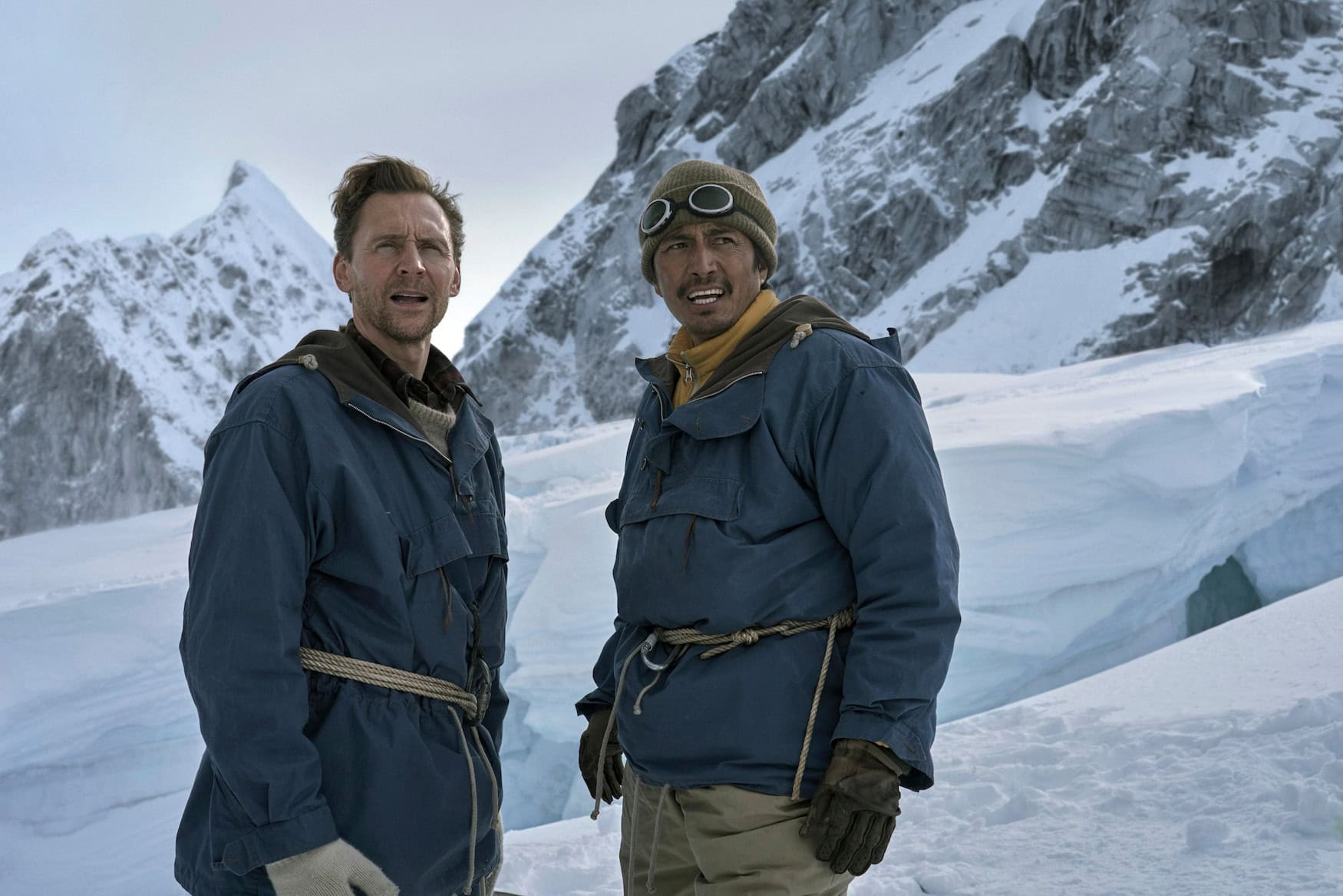 Zwei Männer stehen im Schnee vor der Bergkulisse des Himalaya im Apple-TV-Film »Tenzing«.