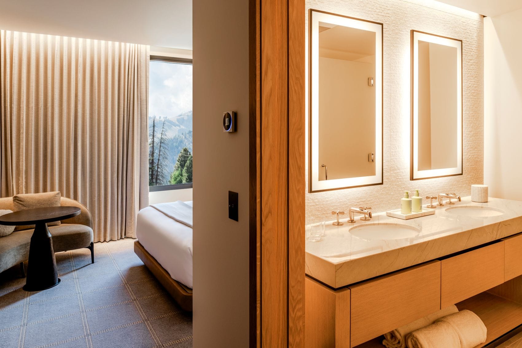 Gästezimmer im The Observatory, A Viceroy Resort, in Idaho mit Doppelbett, Sitzecke, Bergblick und Badezimmer mit zwei Waschbecken und beleuchteten Spiegeln.