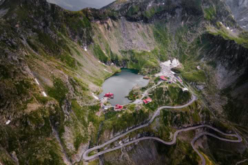 Der Transfăgărășan schlängelt sich zum Bâlea-See hinauf, umgeben von den Gipfeln der Südkarpaten