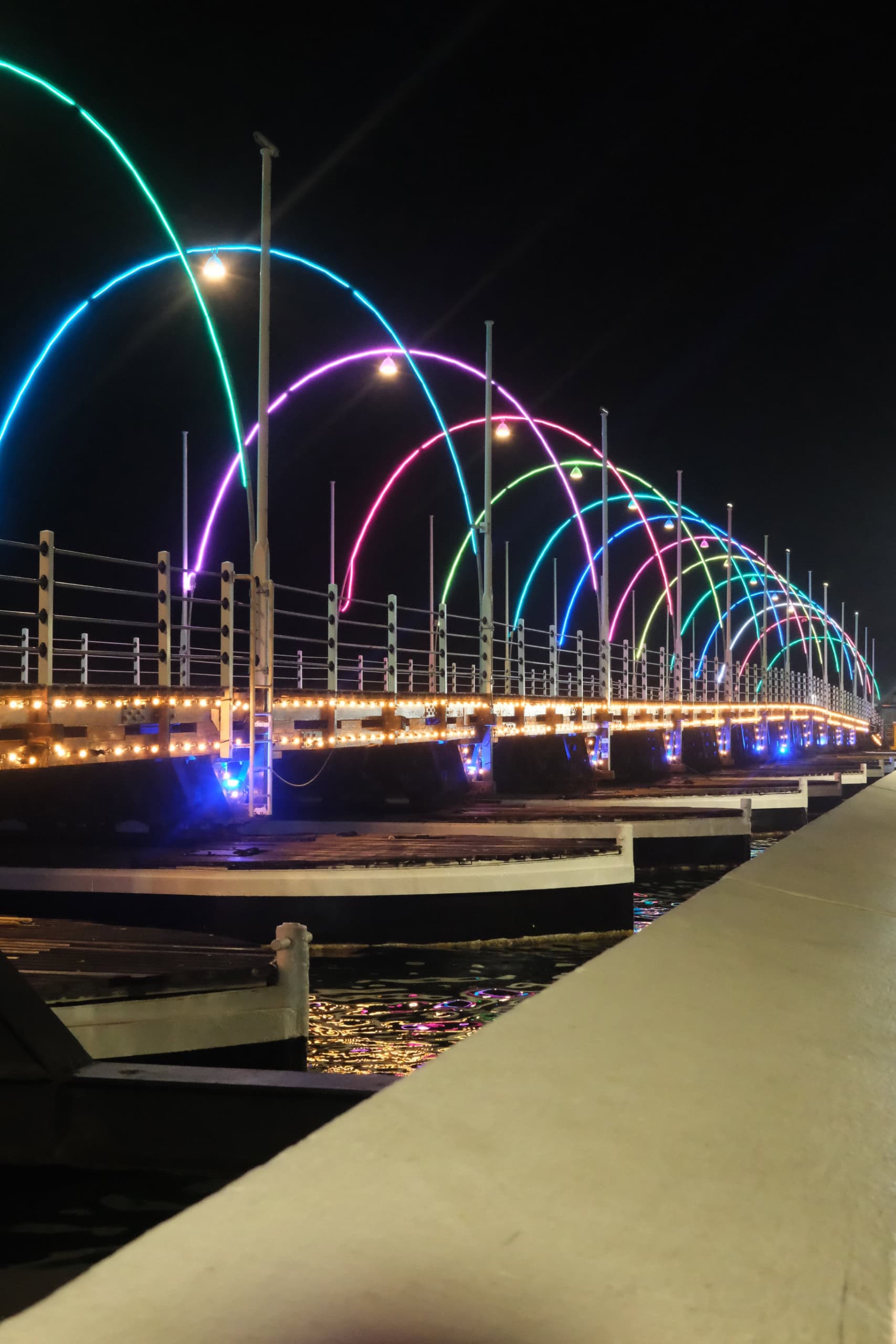 Die beleuchtete Königin-Emma-Brücke in Willemstad.