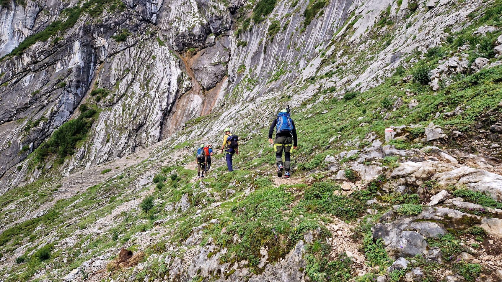 Bergsteiger beim Aufstieg zur Zugspitze über einen Klettersteig.
