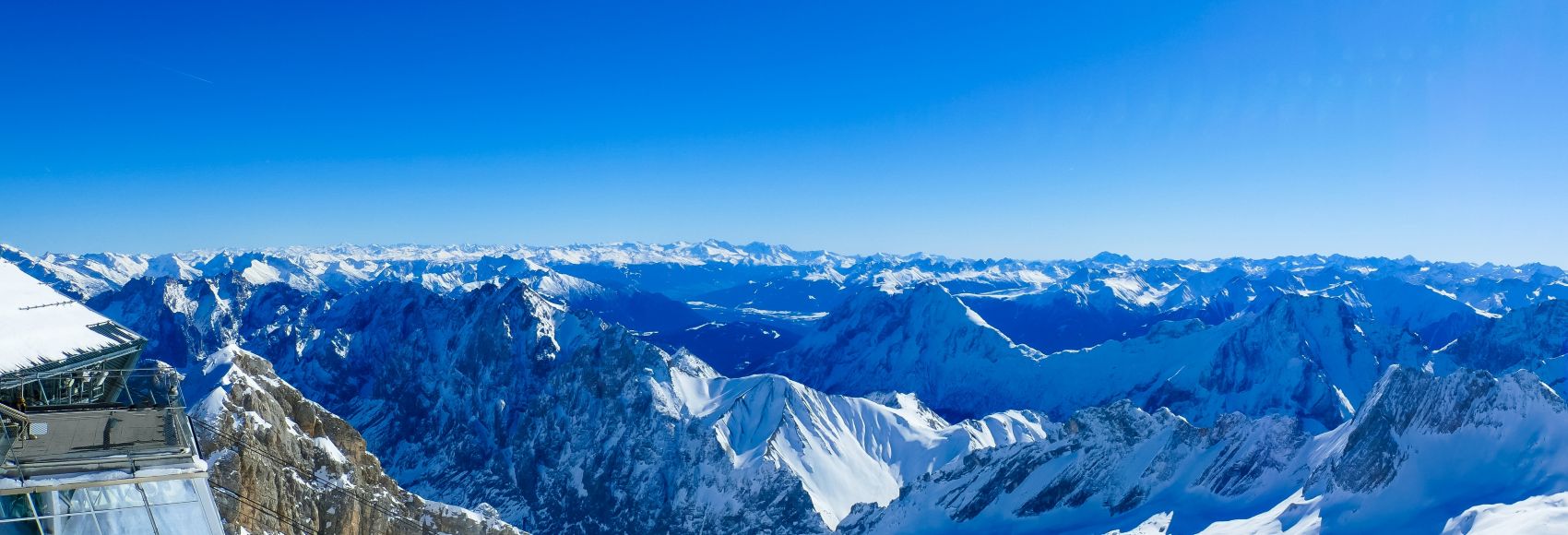 Winterlicher Panoramablick von der Zugspitze auf die umliegenden Alpen.