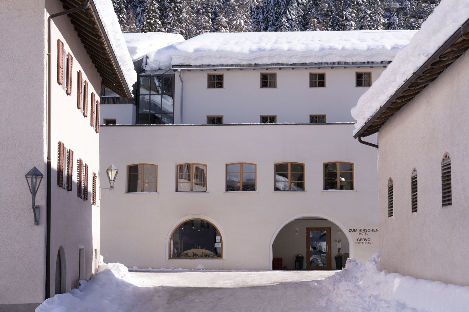 Verschneiter Innenhof des Hotel Gasthof Zum Hirschen mit Rundbögen