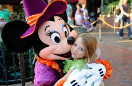 Ein Kind in den Armen von Mickey Mouse in einem der Freizeitparks in Orlando