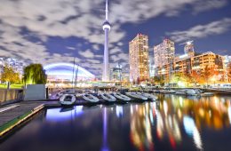 Blick auf beleuchtete Skyline von Toronto