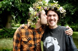 Mittsommer in Schweden: Mann küsst Mann auf Wange