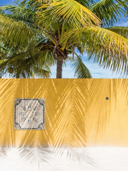 Gelbe Wand, fotografiert in einem Bahamas Urlaub