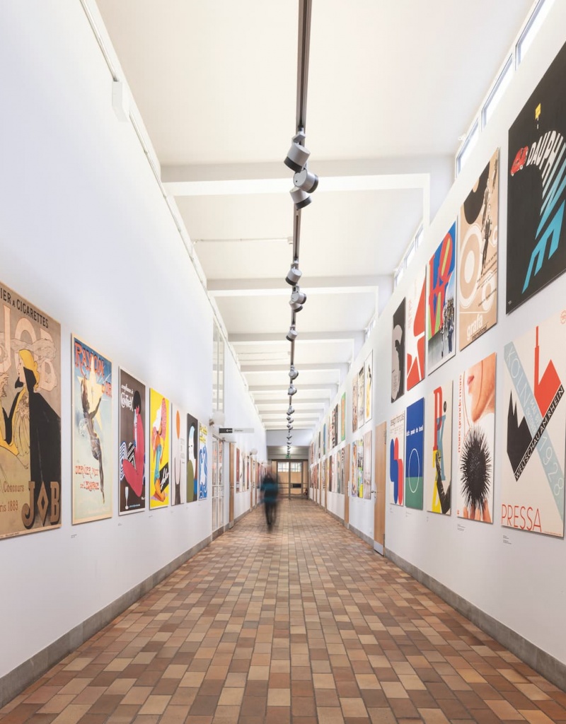 Flur mit Plakaten im Museum für Gestaltung, Zürich, Schweiz